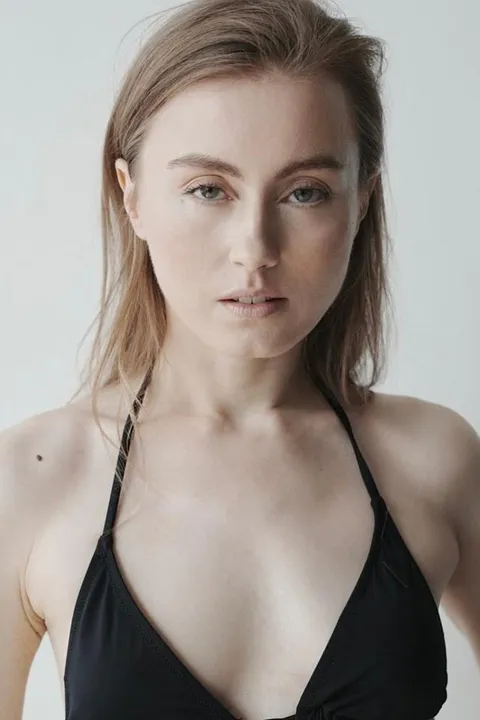 Nina E. ist ein weibliches Fashion Model mit grünen Augen und blonden Haaren aus Frankfurt