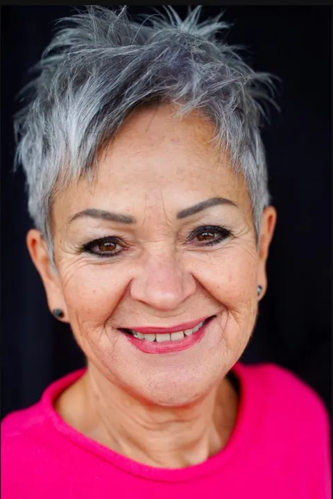 Christine  H. ist ein weibliches People Model mit braunen Augen und silbergrauen Haaren aus Stuttgart