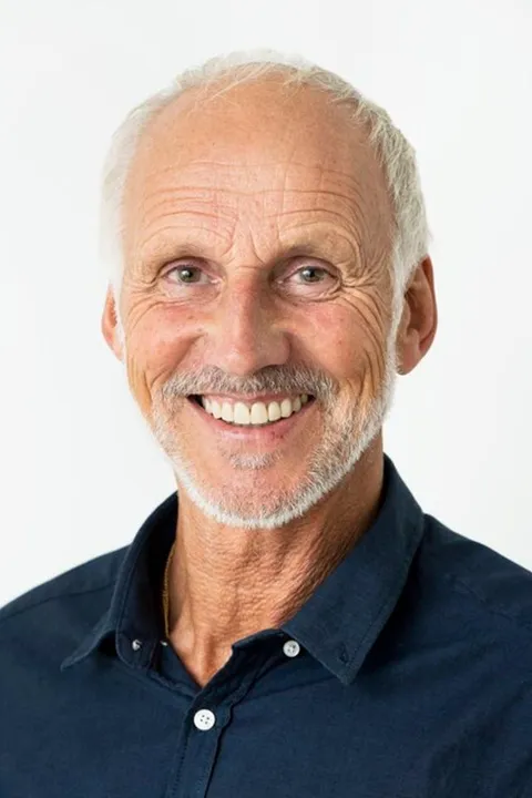 Gerhard S. ist ein männliches Best Ager Model mit grün-braunen Augen und grauen Haaren aus München