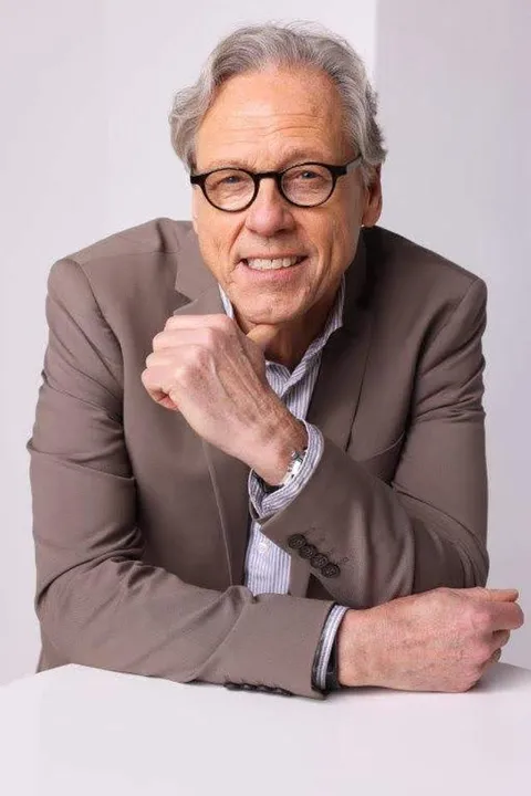 Dirk R. ist ein männliches Best Ager Model mit blauen Augen und grauen Haaren aus München