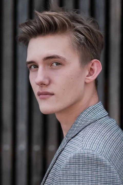 Finn-Léon K. ist ein männliches Moderation Model mit grünen Augen und blonden Haaren aus Stuttgart