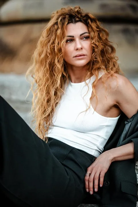 Vivien W. ist ein weibliches People Model mit braunen Augen und rot-blonden Haaren aus Stuttgart