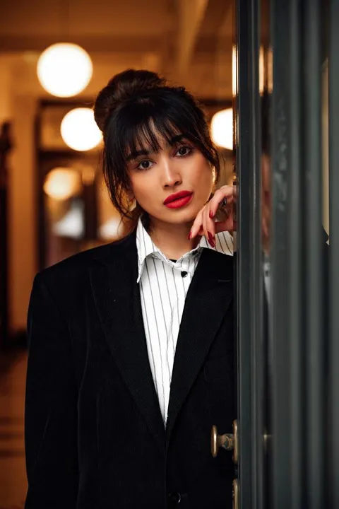 Maryam  U. ist ein weibliches People of Color Model mit braunen Augen und schwarzen Haaren aus Wien