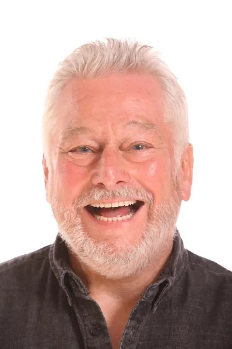 Roland T. ist ein männliches Actors Model mit blau-grauen Augen und grauen Haaren aus Stuttgart