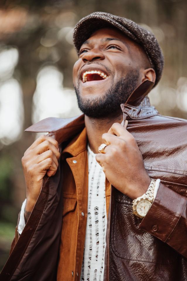 Steve P. ist ein männliches People of Color Model mit braunen Augen und schwarzen Haaren aus Stuttgart