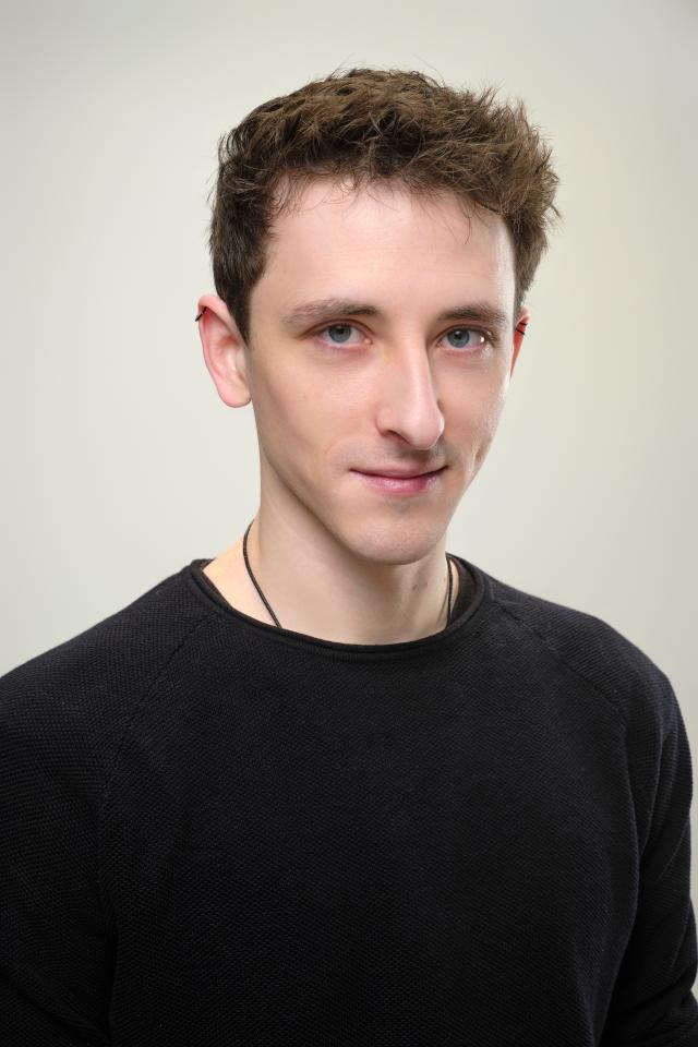 Jonathan W. ist ein männliches Actors Model mit blau-grünen Augen und dunkelbraunen Haaren aus Stuttgart