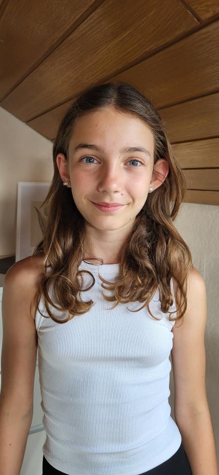 Kim-Lena L. ist ein weibliches  Model mit blauen Augen und dunkelblonden Haaren aus Stuttgart