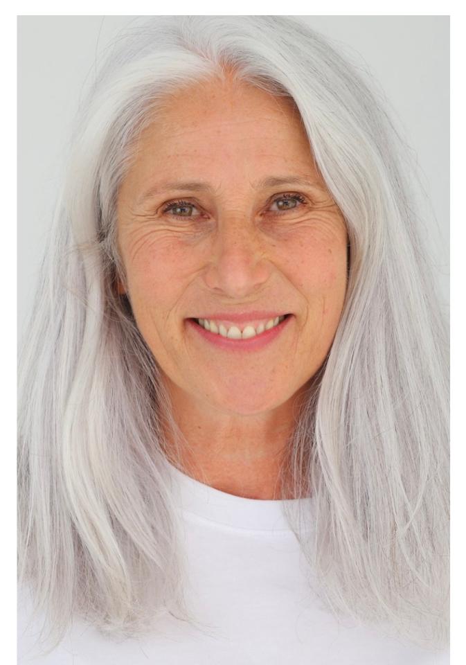 Debora M. ist ein weibliches Best Ager Model mit braunen Augen und weißen Haaren aus Mannheim