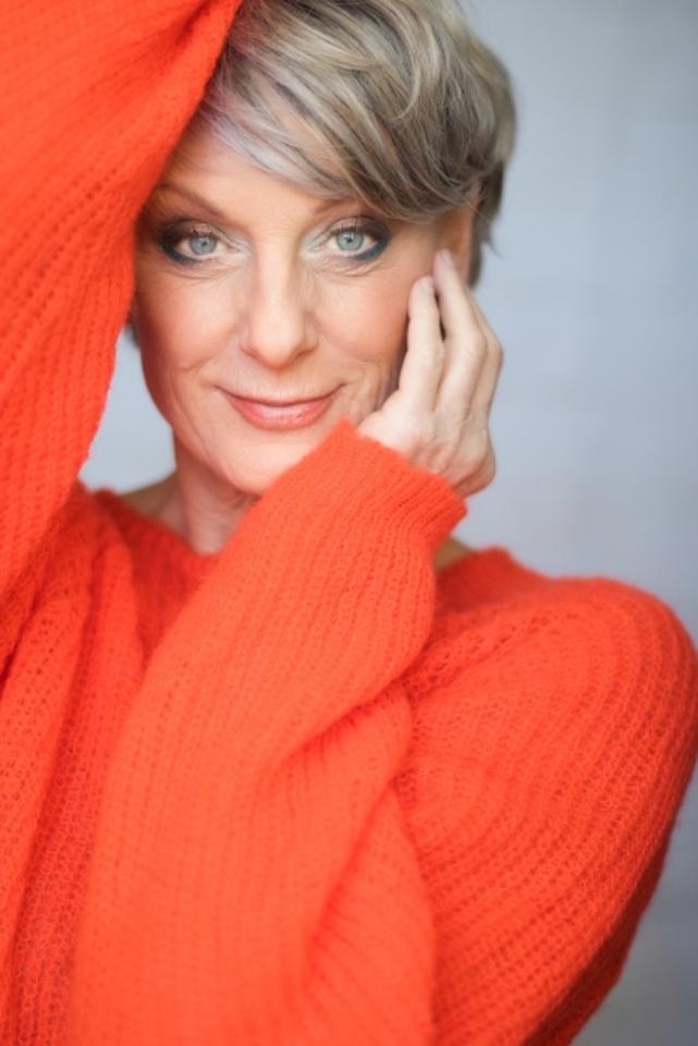 Maggie M. ist ein weibliches Moderation Model mit grünen Augen und gräulichen Haaren aus Hamburg