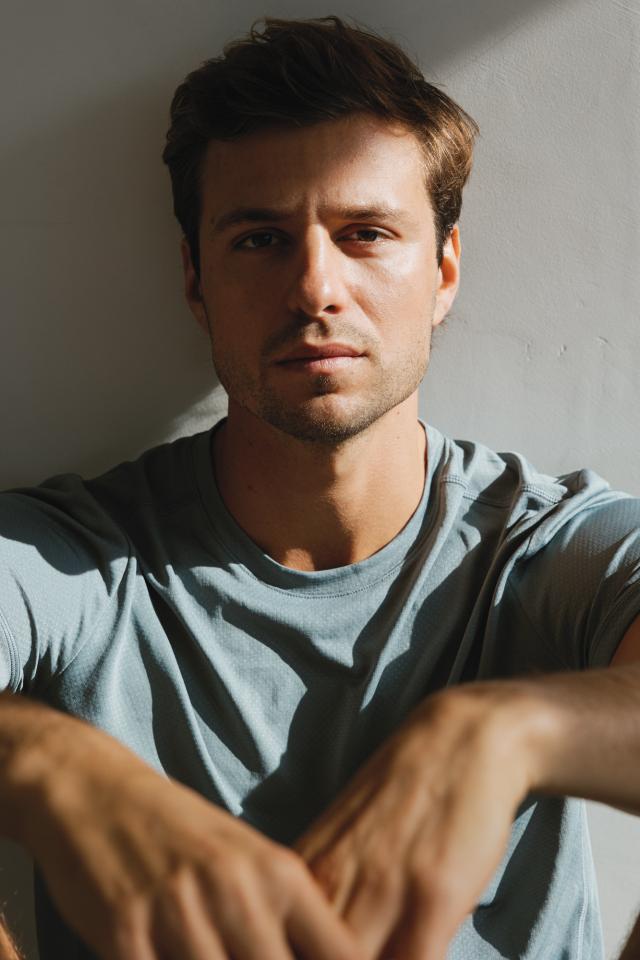 Luka L. ist ein männliches People Model mit braunen Augen und braunen Haaren aus Stuttgart