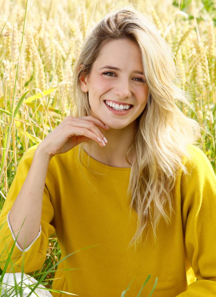 Josefine G. ist ein weibliches Fashion Model mit grün-braunen Augen und blonden Haaren aus Stuttgart