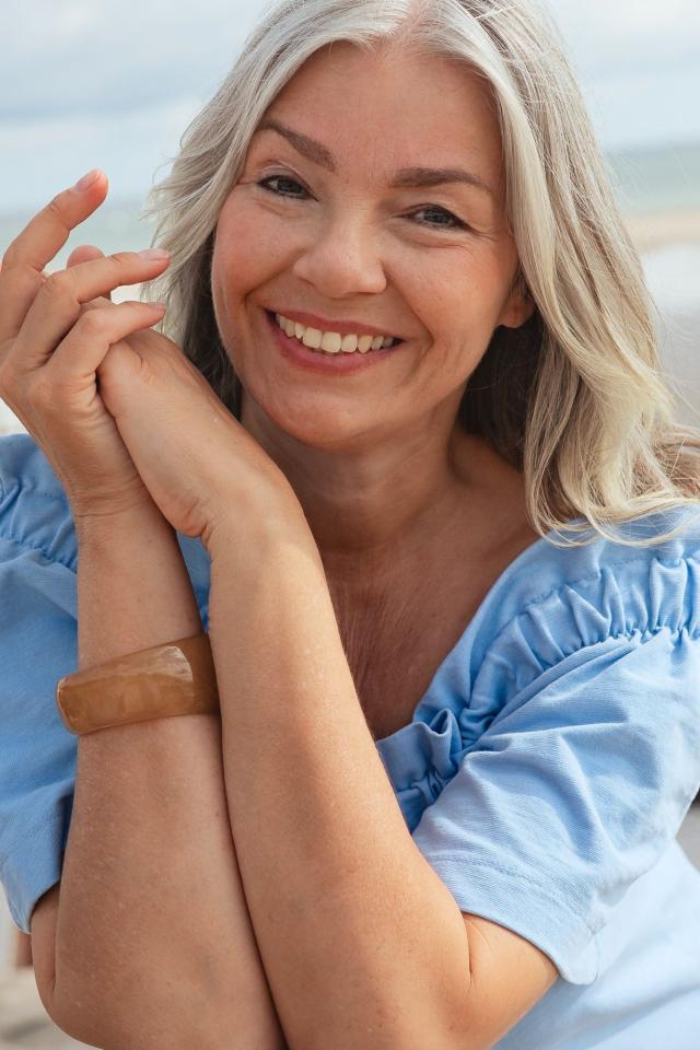 Susanne Hanka V. ist ein weibliches Best Ager Model mit braun-grünen Augen und silbergrauen Haaren aus Hamburg