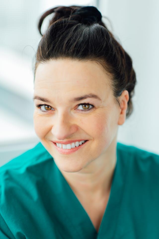 Anja G. ist ein weibliches People Model mit braunen Augen und dunkelbraunen Haaren aus Stuttgart