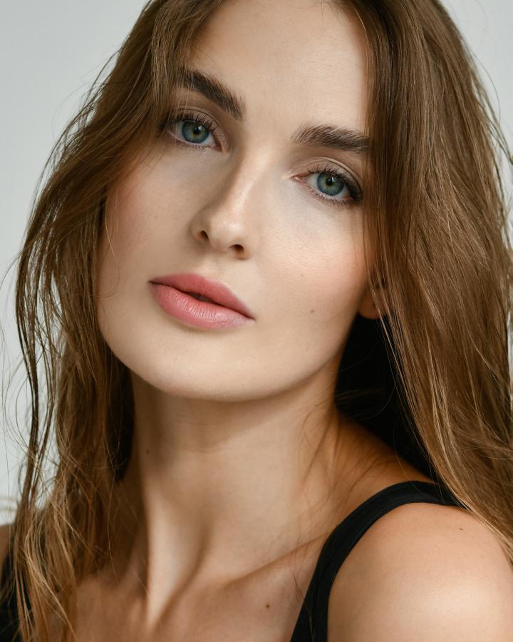 Jana B. ist ein weibliches Fashion Model mit grün-blauen Augen und dunkelblonden Haaren aus Stuttgart