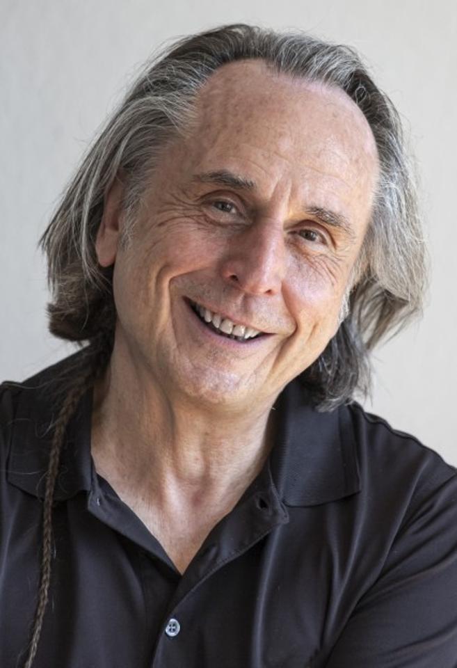 Charles U. ist ein männliches Actors Model mit braunen Augen und gräulichen Haaren aus Stuttgart