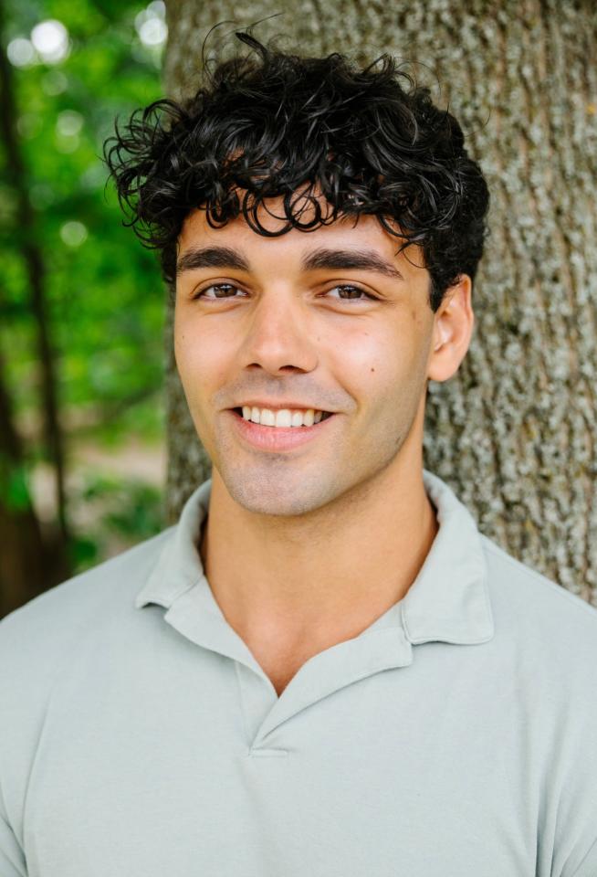 Raphael  K. ist ein männliches Beauty Model mit braunen Augen und schwarzen Haaren aus München