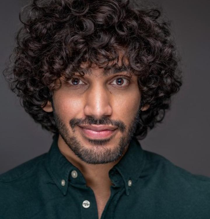 Vibhav C. ist ein männliches People of Color Model mit braunen Augen und schwarzen Haaren aus Berlin