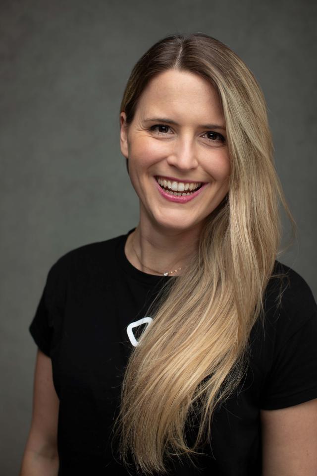 Natascha K. ist ein weibliches Moderation Model mit braunen Augen und blonden Haaren aus Stuttgart