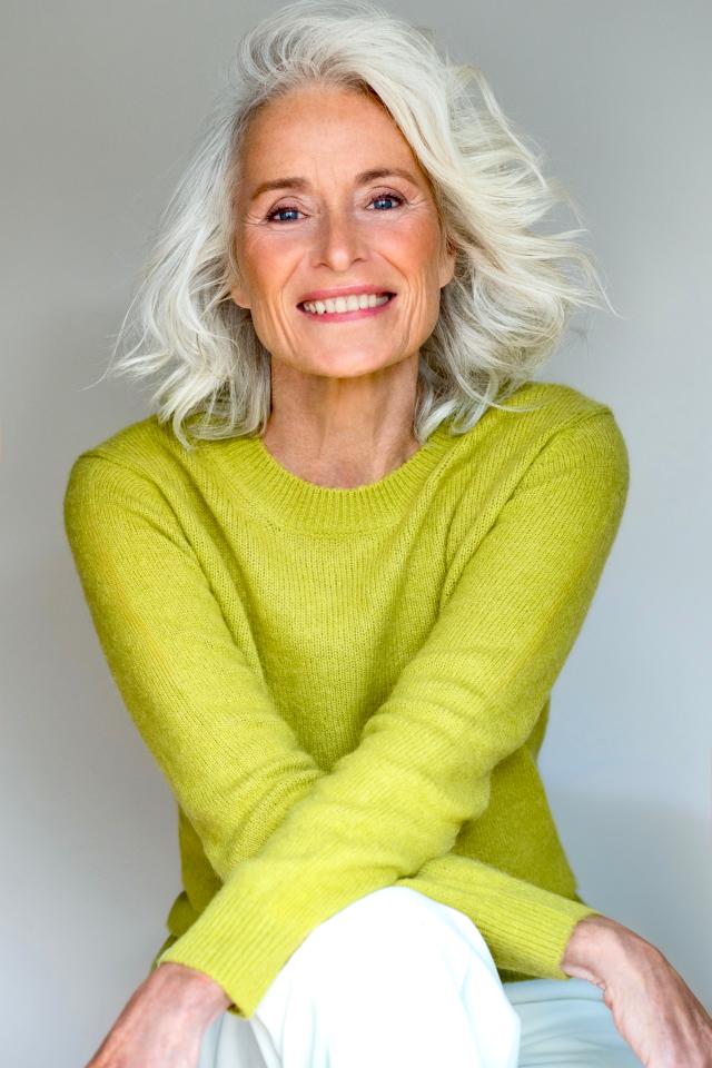 Hella W. ist ein weibliches Models Model mit blauen Augen und weißen Haaren aus Stuttgart
