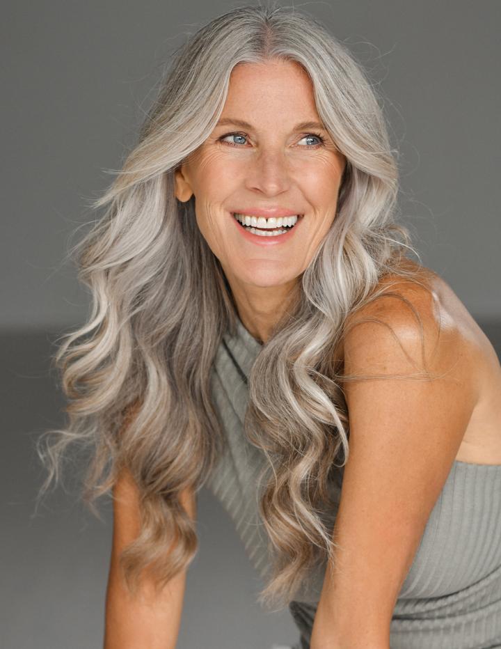 Charlene C. ist ein weibliches Mainboard Model mit blauen Augen und grauen Haaren aus Nürnberg
