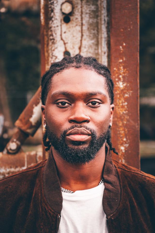 Kobena  B. ist ein männliches People of Color Model mit braunen Augen und schwarzen Haaren aus Stuttgart