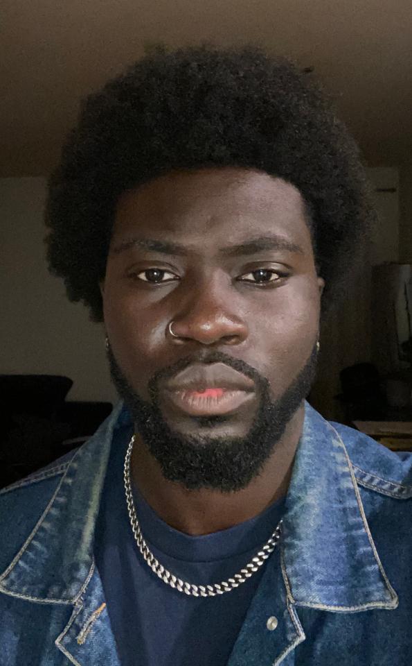 Kobena  B. ist ein männliches People of Color Model mit braunen Augen und schwarzen Haaren aus Stuttgart