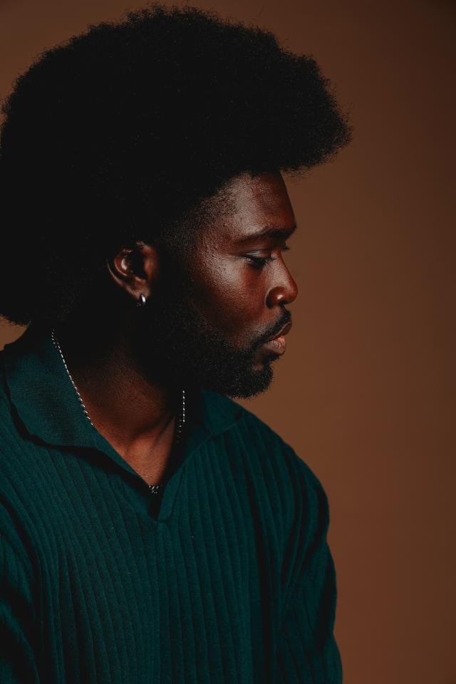 Kobena  B. ist ein männliches People of Color Model mit braunen Augen und schwarzen Haaren aus Stuttgart