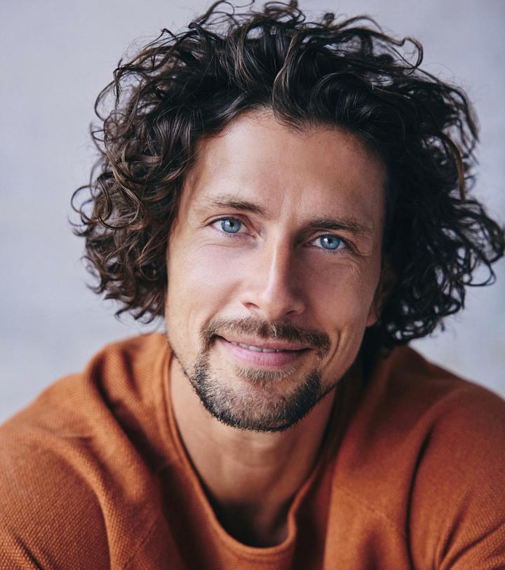 Jakob G. ist ein männliches Models Model mit blau-grünen Augen und braunen Haaren aus Köln