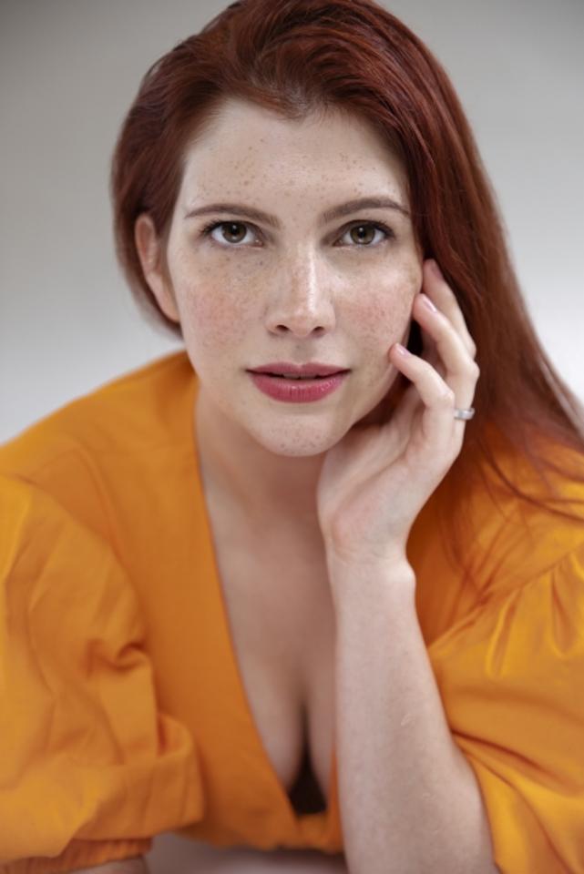 Marina D. ist ein weibliches Moderation Model mit braunen Augen und roten Haaren aus München