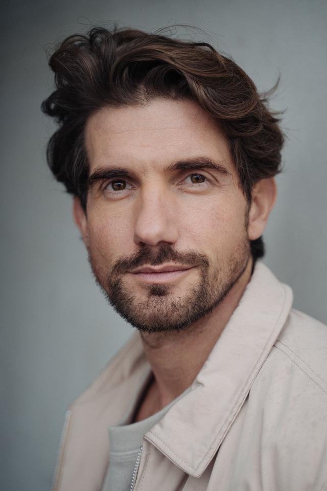 Fabiano  D. ist ein männliches  Model mit grünen Augen und  braun en Haaren aus Köln