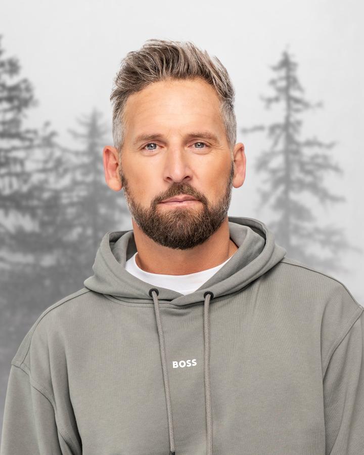 Tobi G. ist ein männliches Beauty Model mit blauen Augen und dunkelblonden Haaren aus Hamburg