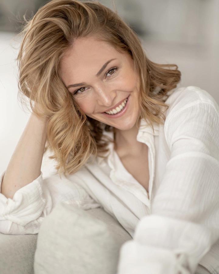 Isabelle B. ist ein weibliches Moderation Model mit braun-grünen Augen und blonden Haaren aus Köln