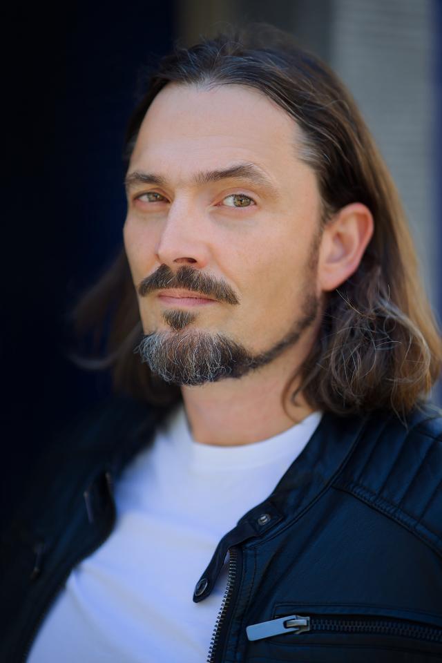 Gerwin D. ist ein männliches People Model mit braun-grünen Augen und dunkelbraunen Haaren aus Stuttgart
