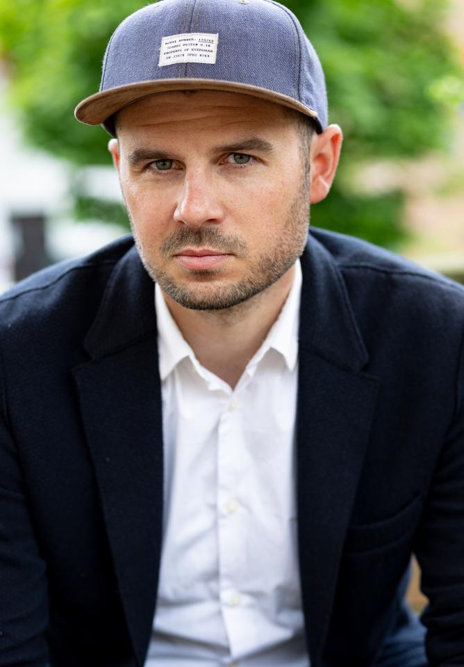 Maximilian K. ist ein männliches Actors Model mit grünen Augen und braunen Haaren aus Stuttgart