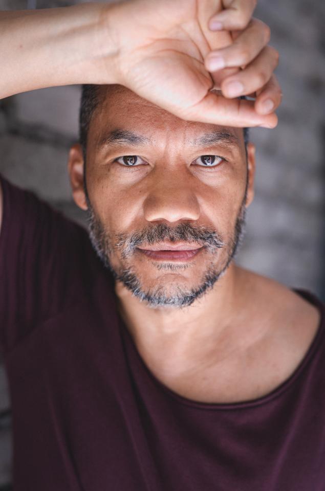 Tuan  D. ist ein männliches Actors Model mit braunen Augen und silbergrauen Haaren aus Köln