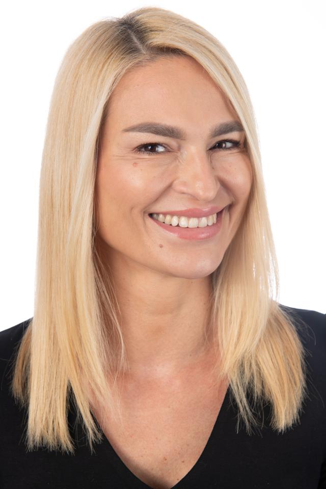 Anica B. ist ein weibliches People Model mit braunen Augen und blonden Haaren aus Stuttgart