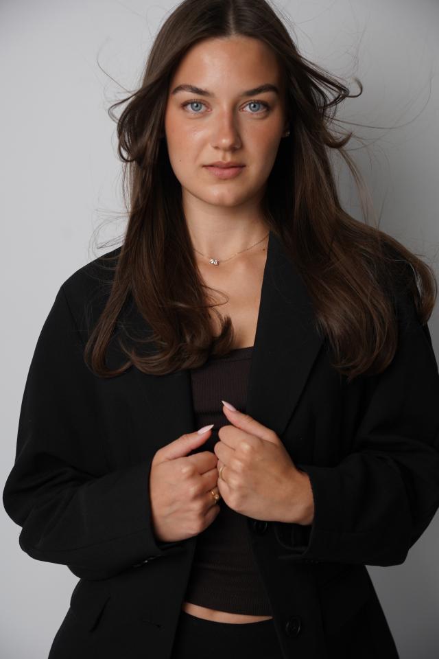 Laura G. ist ein weibliches People Model mit blauen Augen und braunen Haaren aus Stuttgart