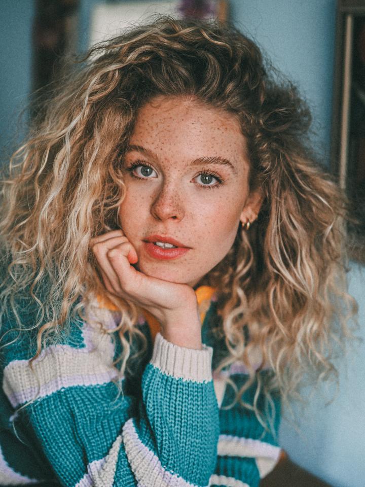 Emma  M. ist ein weibliches Actors Model mit grün-blauen Augen und blonden Haaren aus Düsseldorf