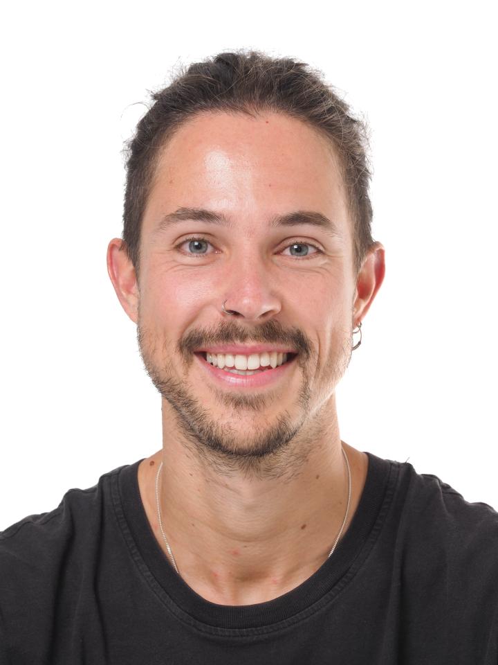 Lucas S. ist ein männliches People Model mit grau-grünen Augen und dunkelbraunen Haaren aus Stuttgart