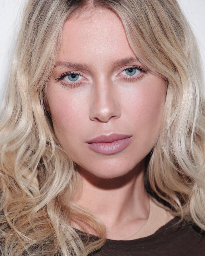 Vroni K. ist ein weibliches Fashion Model mit blauen Augen und blonden Haaren aus Bodensee