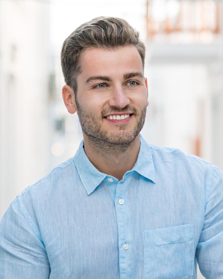 Leon K. ist ein männliches Sport Model mit blau-grünen Augen und hellbraunen Haaren aus Bielefeld