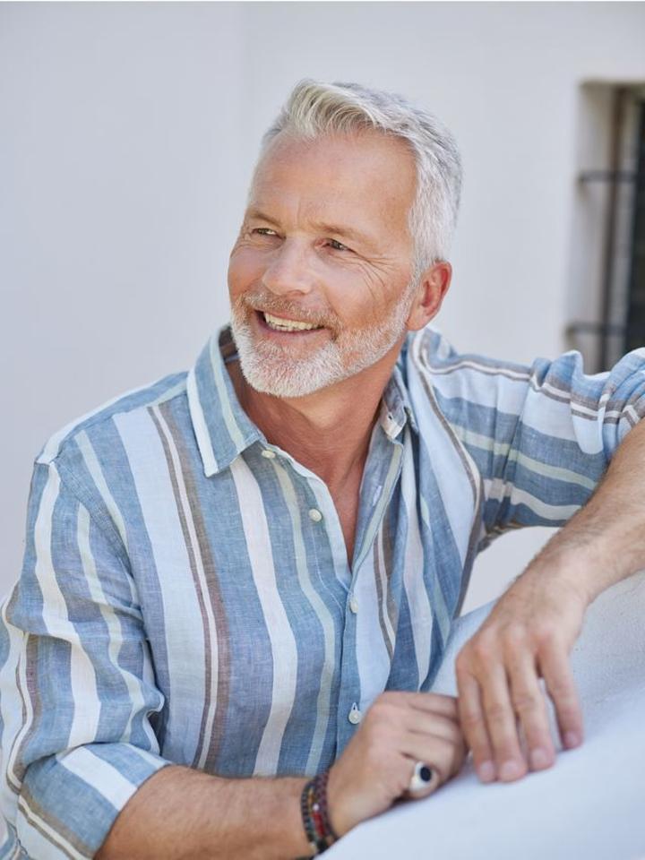 Kai S. ist ein männliches Best Ager Model mit blauen Augen und grauen Haaren aus Hamburg