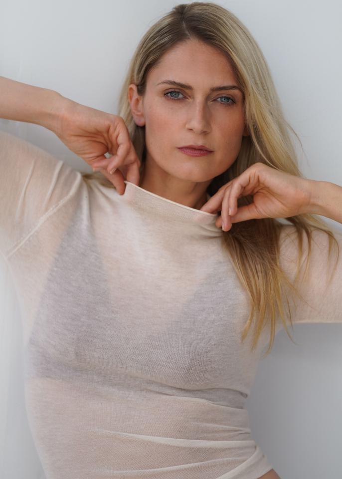 Franziska R. ist ein weibliches Commercials Model mit blau-grünen Augen und dunkelblonden Haaren aus Stuttgart