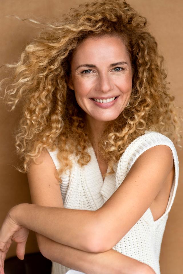 Elena R. ist ein weibliches Mainboard Model mit grünen Augen und blonden Haaren aus München