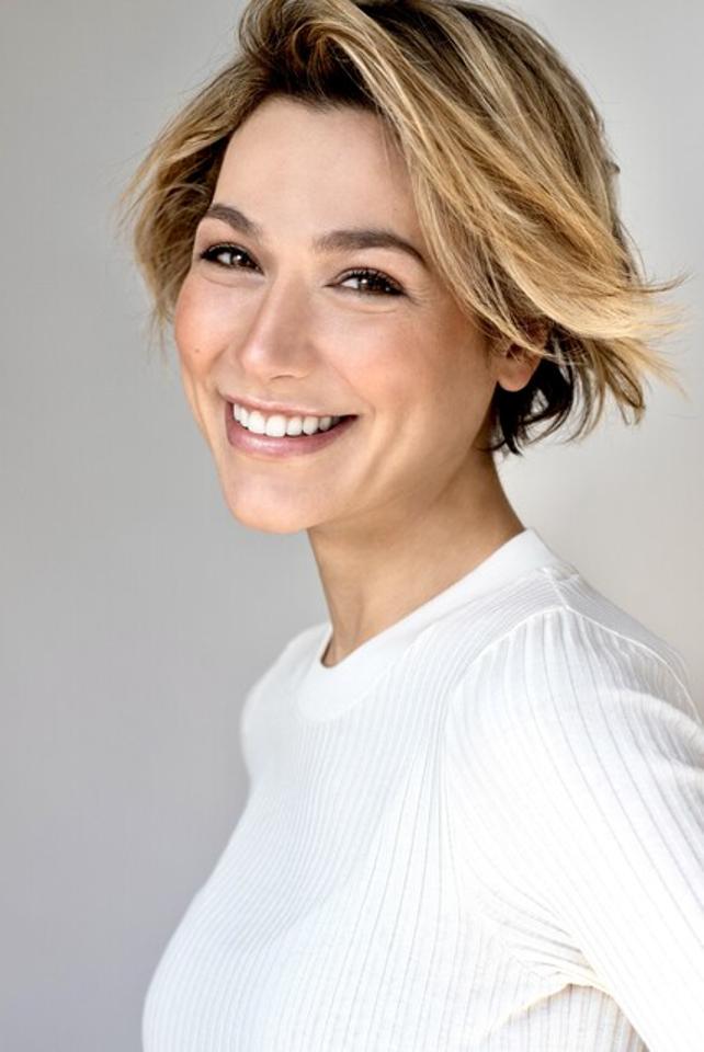 Antonia R. ist ein weibliches Best Ager Model mit grün-braunen Augen und blonden Haaren aus Hamburg