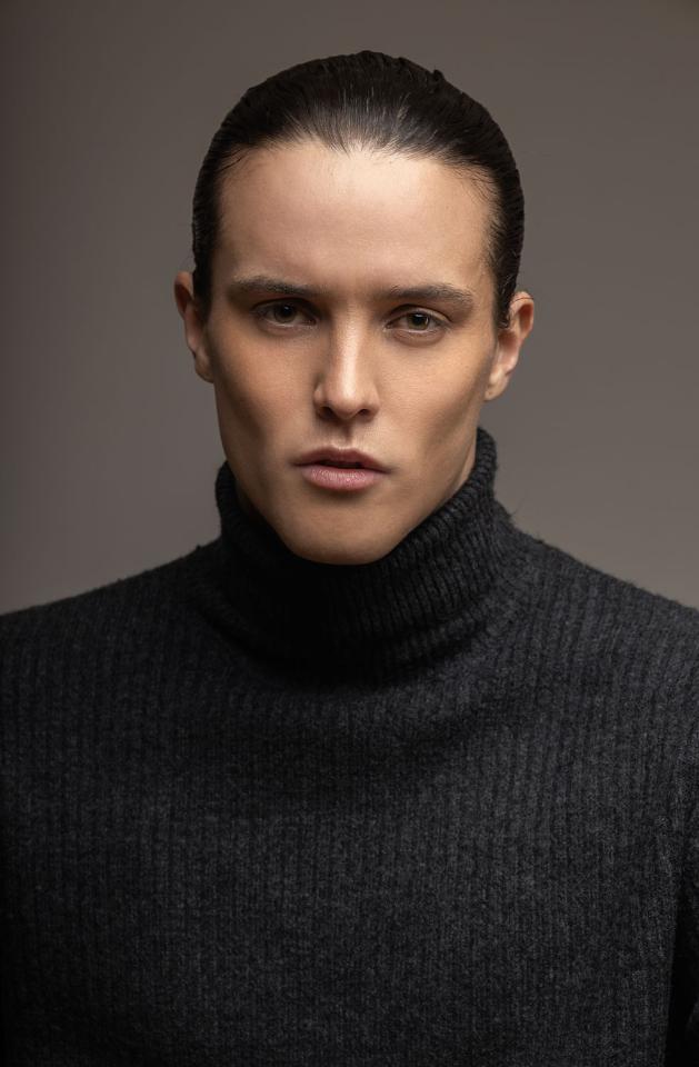 Fabio R. ist ein männliches People Model mit braunen Augen und dunkelbraunen Haaren aus Berlin