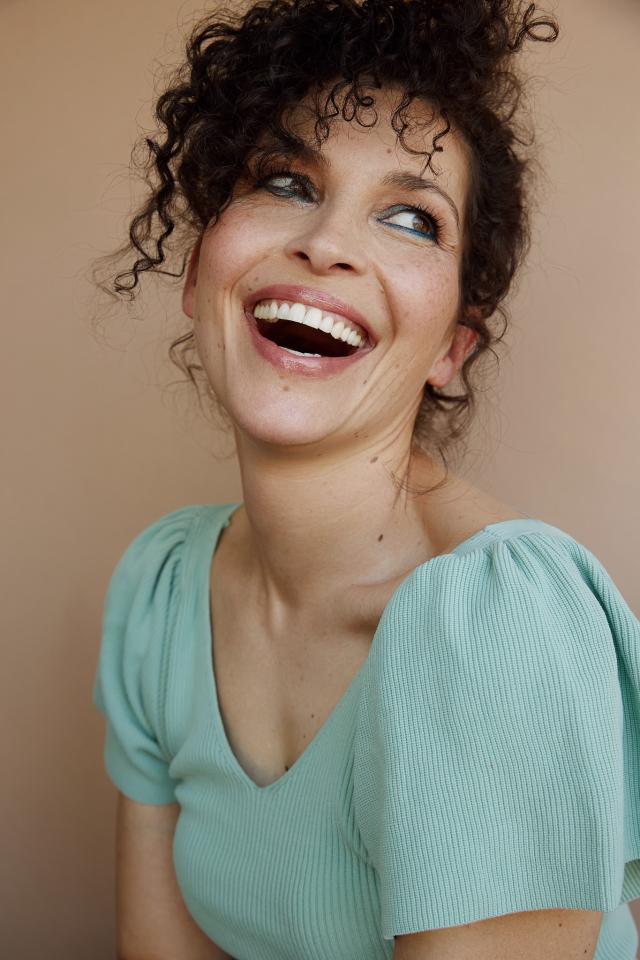 Cosy S. ist ein weibliches People of Color Model mit braun-grünen Augen und dunkelbraunen Haaren aus Nürnberg