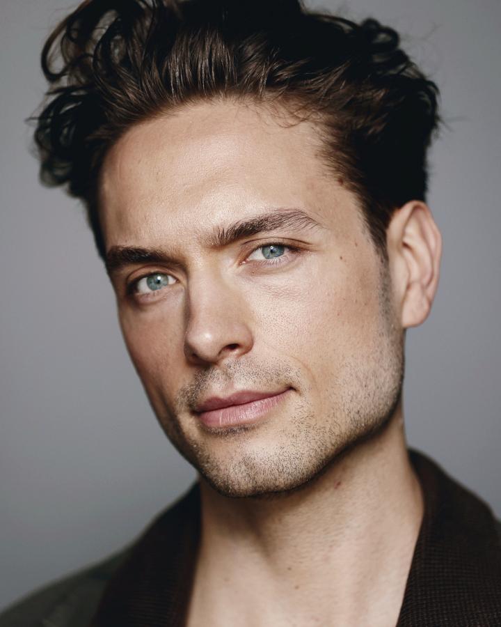 Simon F. ist ein männliches Beauty Model mit blauen Augen und dunkelblonden Haaren aus Frankfurt