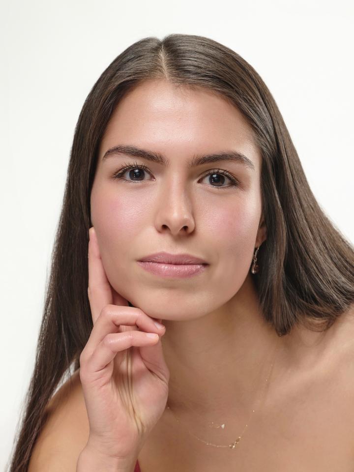 Stéphanie  v. ist ein weibliches People Model mit braunen Augen und dunkelbraunen Haaren aus Stuttgart