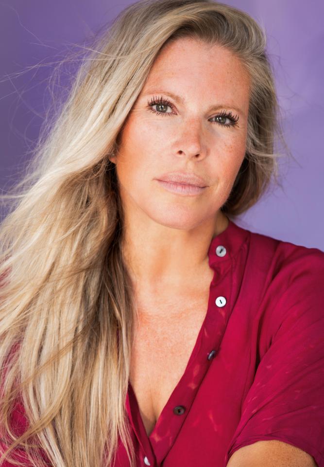Ina F. ist ein weibliches Best Ager Model mit braun-grünen Augen und blonden Haaren aus Frankfurt